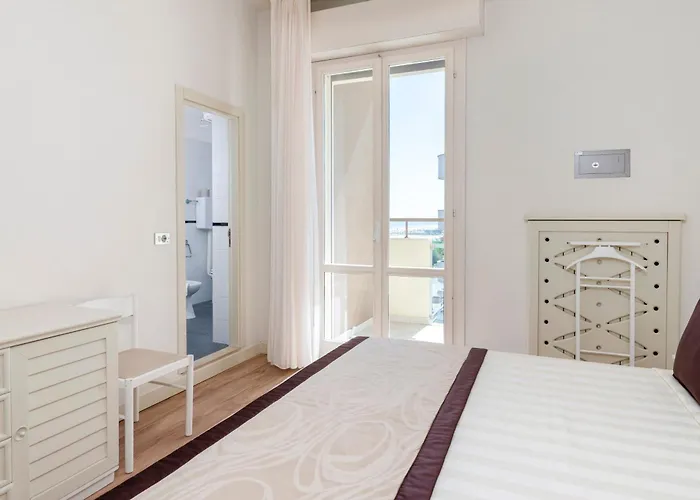 Hotel con piscina: Diplomatic