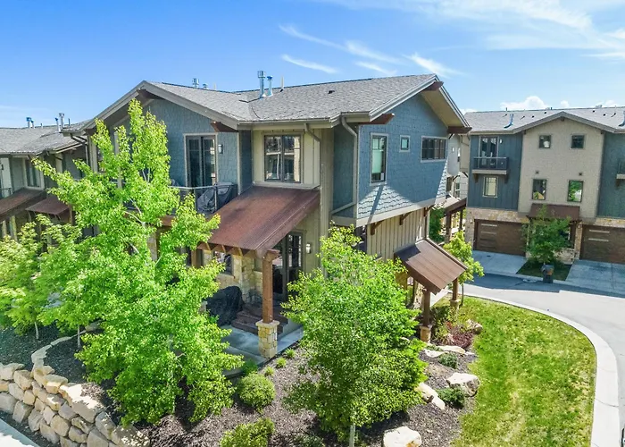 Luxury 3 Bedroom In Canyons Village, Gourmet Kitchen, Private Hot Tub, Heated Pool, Gym, Walk To Lifts