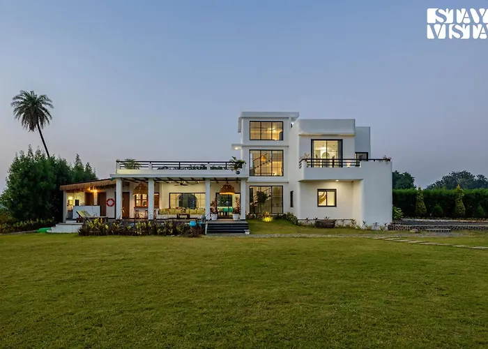 Stayvista At Lotus By The Lake With Pool, Bbq & Lawn