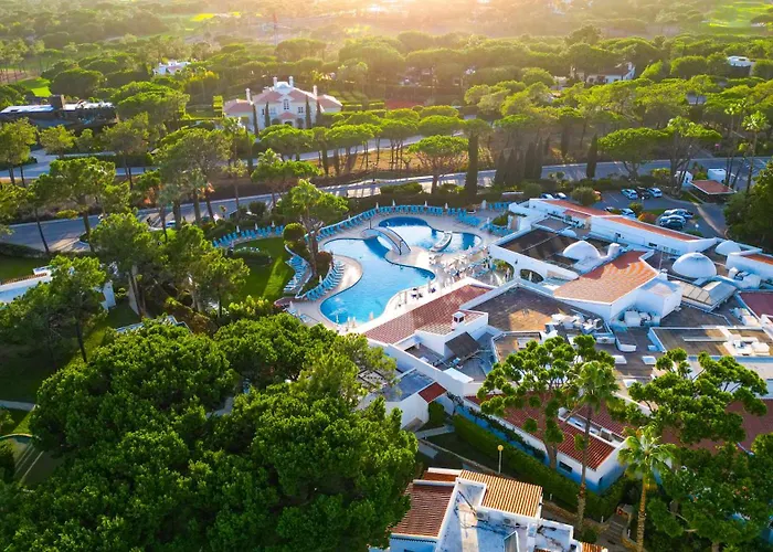Ping pong hotels Four Seasons Country Club