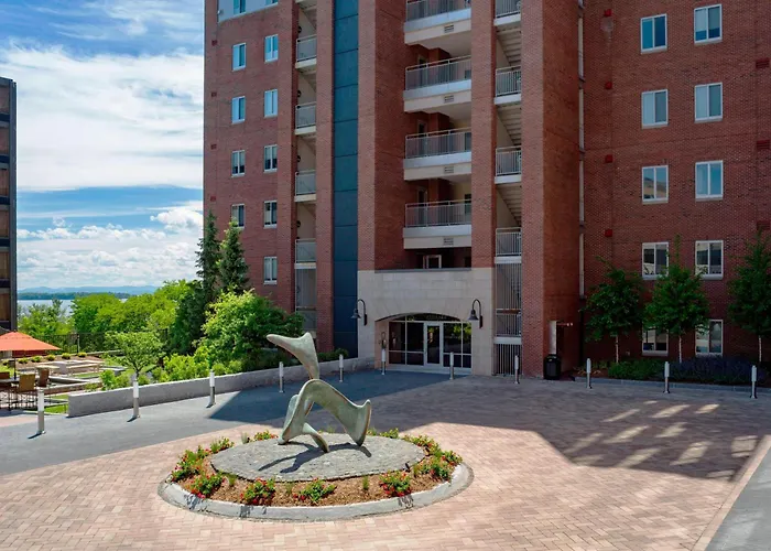 Hotel with view: Courtyard Burlington Harbor