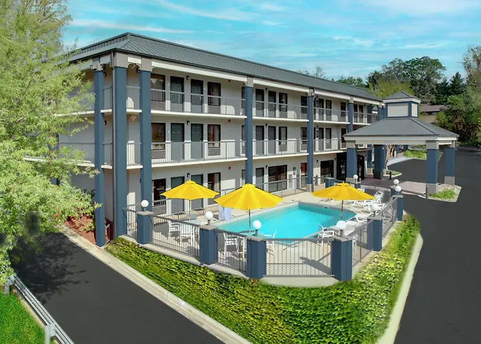 Pet Friendly hotel: Clarion Pointe Biltmore Village