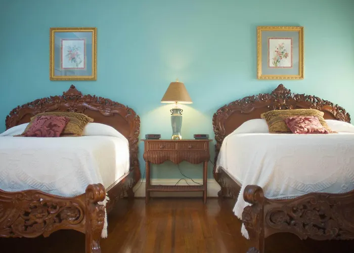 Hotel with view: Lookaway Inn