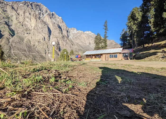 Strawberry Huts Naltar