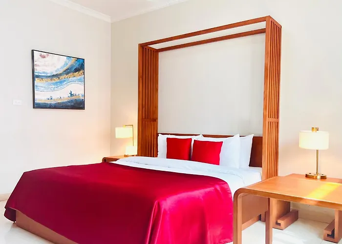 Central hotel: Golden Bay Hotel By Marine Parade