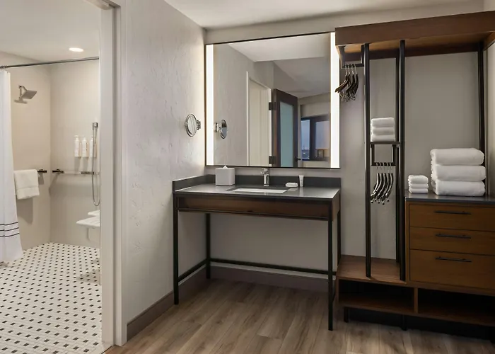 Oshkosh Marriott Waterfront & Convention Center