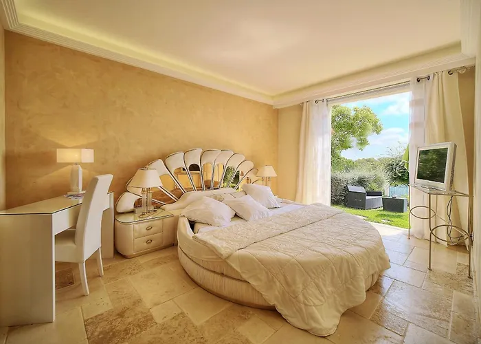 Animaux admis De Prestige JACUZZI SAUNA HAMMAM PISCINE Mougins Cannes Grasse