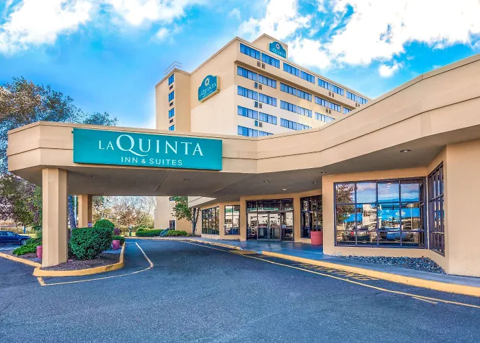 3 star hotels La Quinta By Wyndham Secaucus Meadowlands