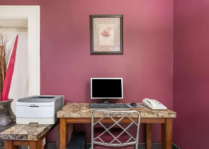 Hotel near College: Days Inn By Wyndham Bryan College Station