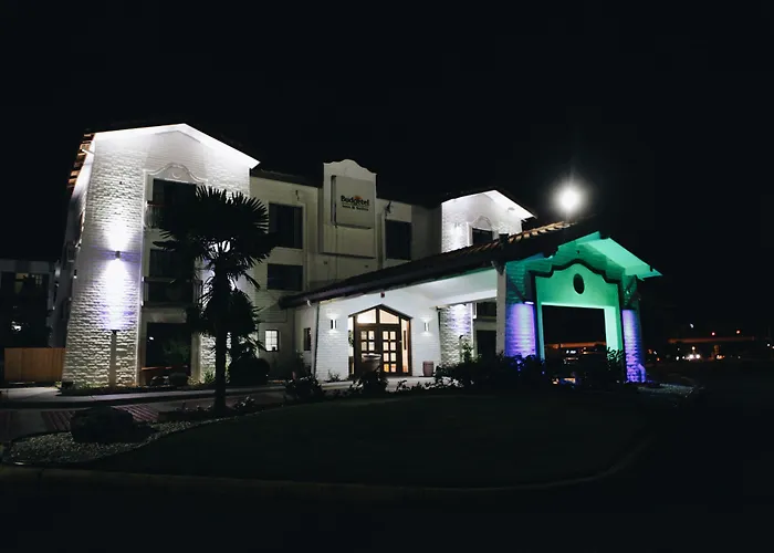 All Seasons Inn & Suites