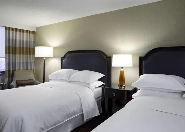 Hotel with pool: Sheraton Westport Plaza