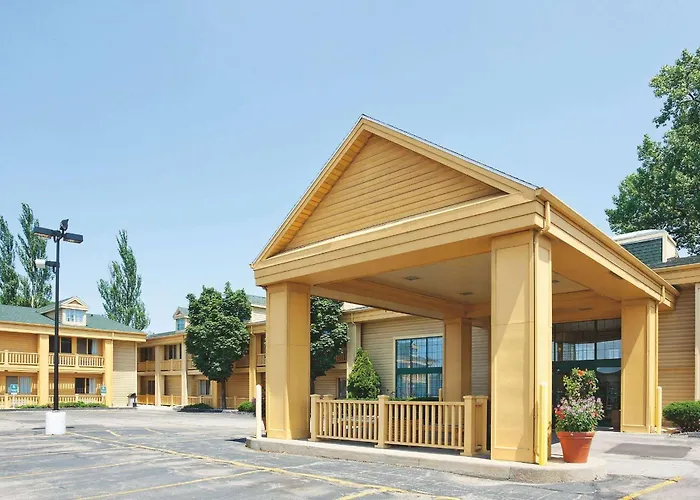 Hotel near College: La Quinta Inn By Wyndham Oshkosh