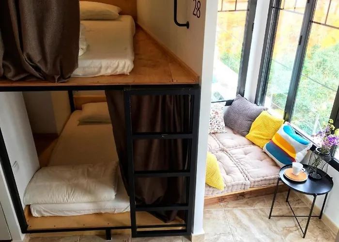 Numero Trece - Albergue Juvenil - Free Towels, Coffee & Tea, Remote Check-In (Adults Only)