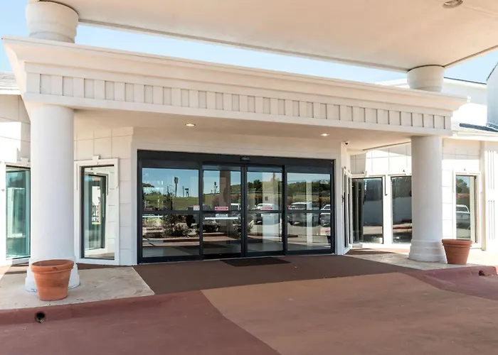 Hotel with Tennis: Studio 6-Arlington, Tx