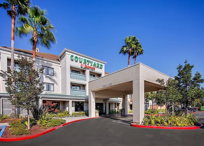 Courtyard By Marriott Airport