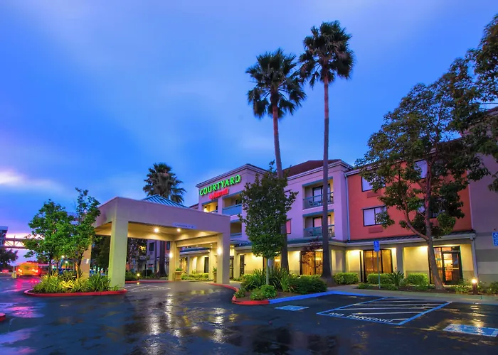 Courtyard By Marriott Airport
