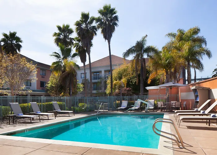 Courtyard By Marriott Airport