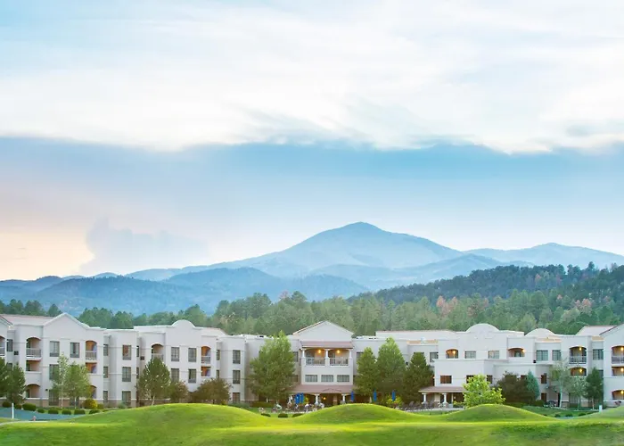 Hotels with tennis Mcm Elegante Lodge & Resorts