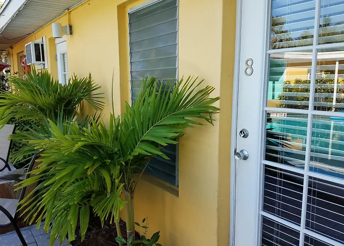 Alexander Palms Court - No Hidden Resort Fees!