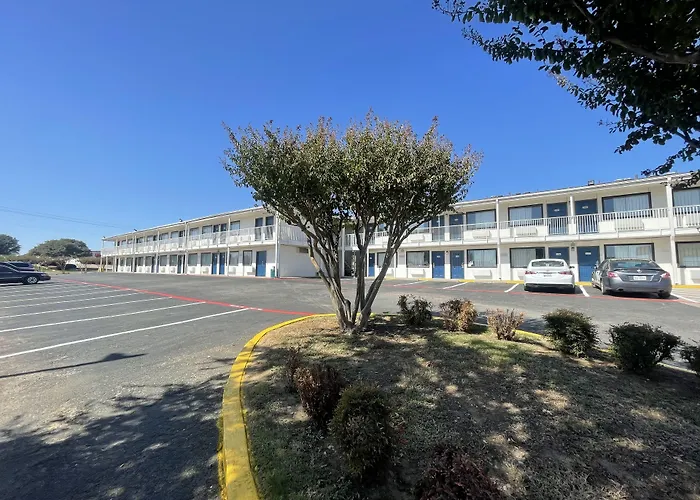 Cheap hotel: Motel 6 Denton, Tx - Unt