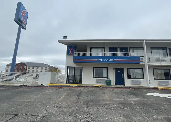 Cheap hotel: Motel 6 Denton, Tx - Unt