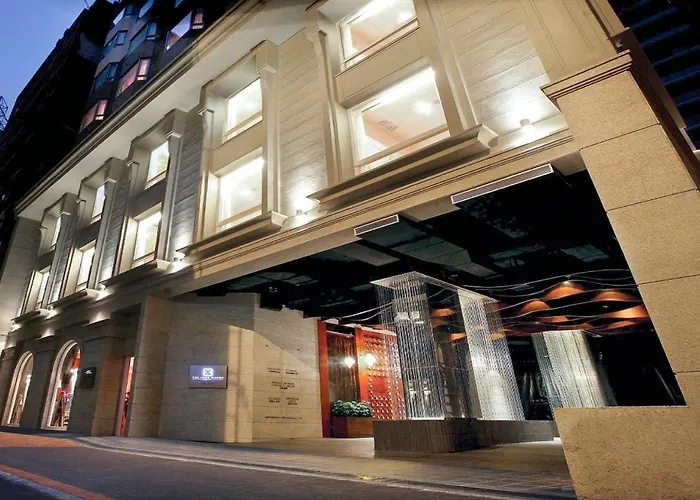 4 star hotel: The Luxe Manor