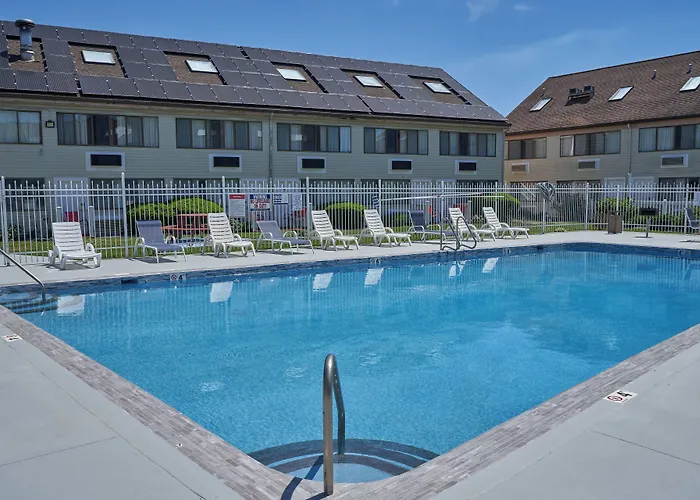 Admiralty Inn & Suites - A Red Collection Hotel