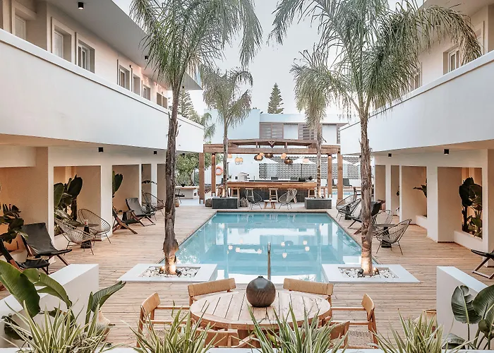 Hotels With Four Stars More Meni Residence & Suites