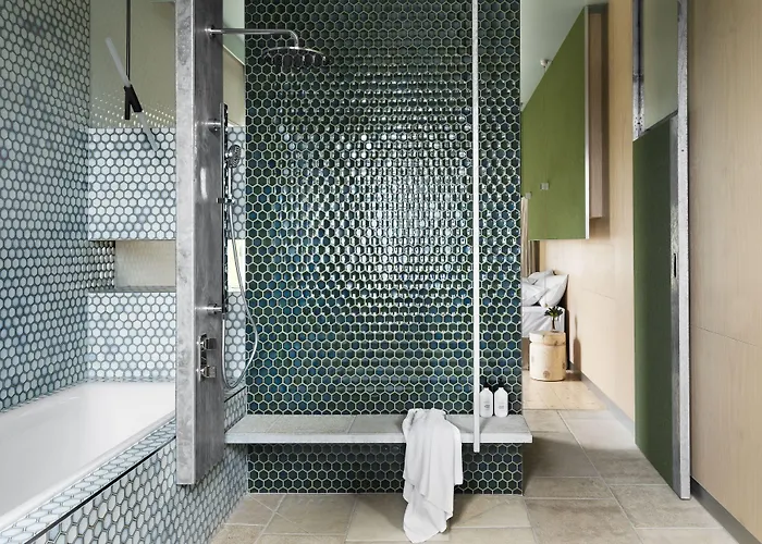 Hotel with pool: Drift House