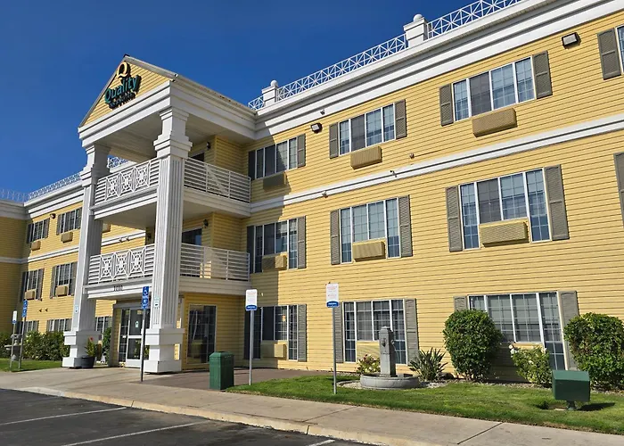 Quality Inn & Suites Tulare