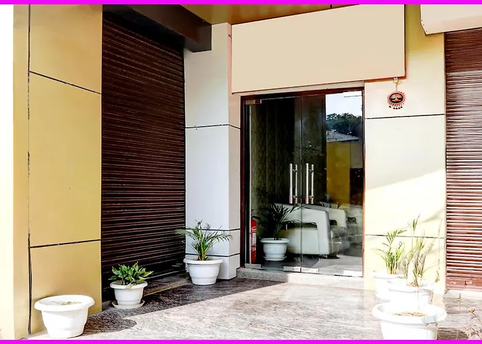 Hotel Chankaya Bnr Palace - Jagannath Temple - Sea Beach - Swimming Pool- Restaurant - Lift And Parking Facilities - Fully Air Condition With All Luxury Luxuary Rooms With Attached-Balcony - A Top Rated Hotel