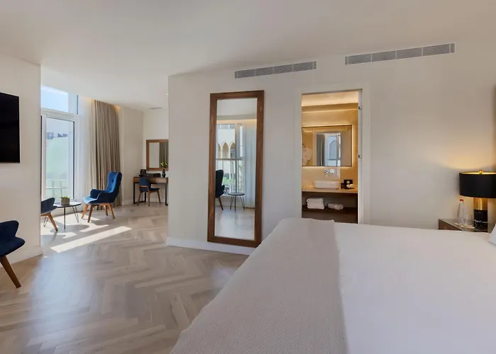 Beach hotel: Herbert Samuel Opera Tel Aviv