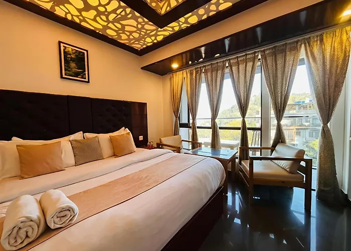 Dwaper Palace A Luxury Property Near Library Chowk, Mussoorie