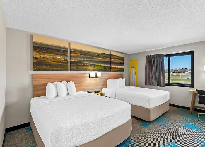 Days Inn & Suites By Wyndham Des Moines Airport