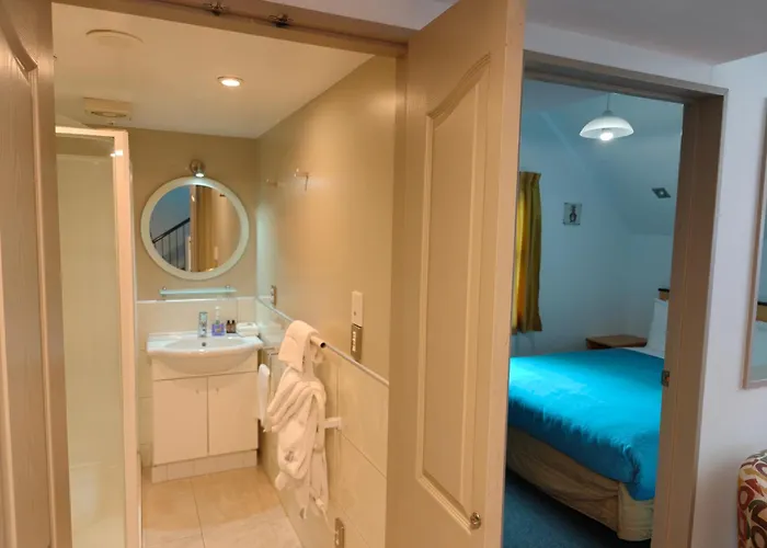 Hotel near College: Athena Motel