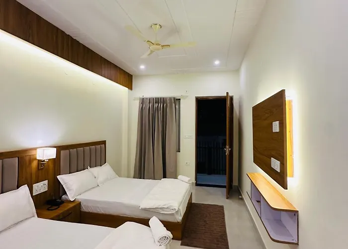 Hotel Rishikesh Paradise - Best Stay In Tapovan , Guests Favourite,Travellers Delight !!
