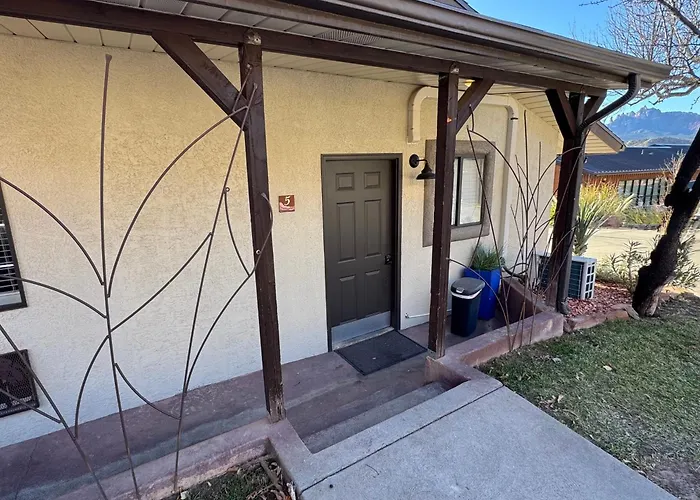 Motel: Red Rock Inn Cottages