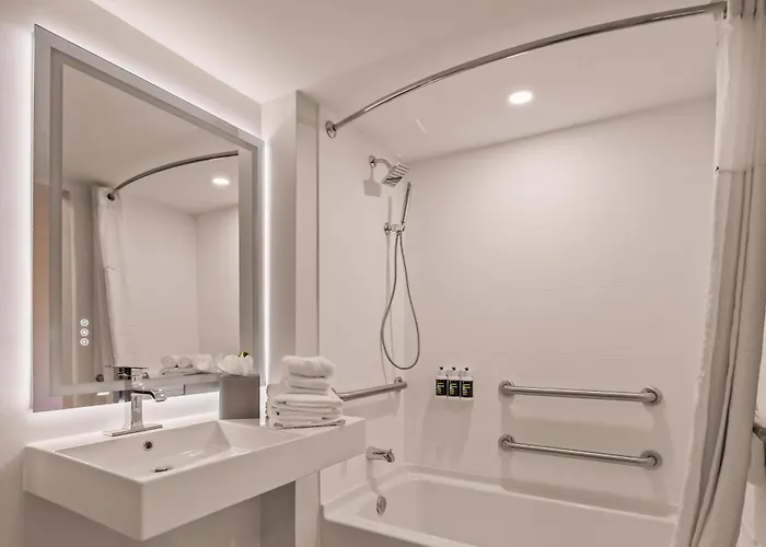 Hotel with pool: B&B Hotel Orlando International Drive Near Universal - Newly Renovated!