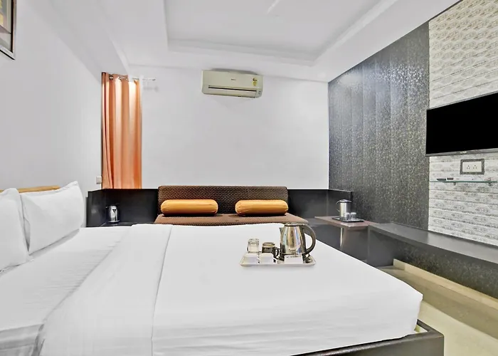 Super Townhouse Divya Palace