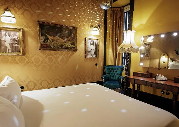 Albergo centrale: Pensao Amor Madam'S Lodge