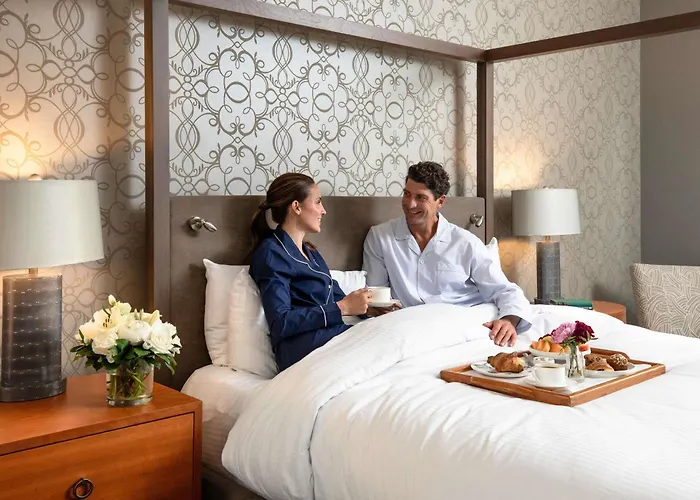 Hotel with pool: Fairmont Palliser