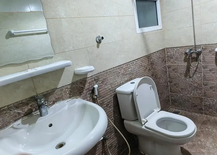 Cheap hotel: Savoy Inn Hotel Apartments