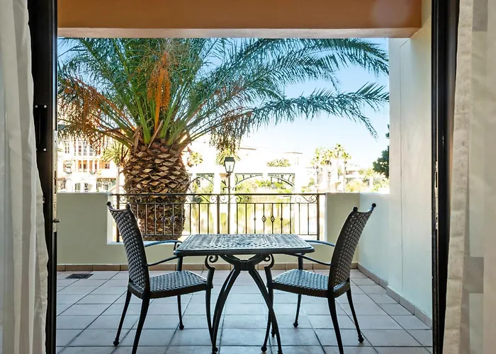 Island Club Hotel & Apartments