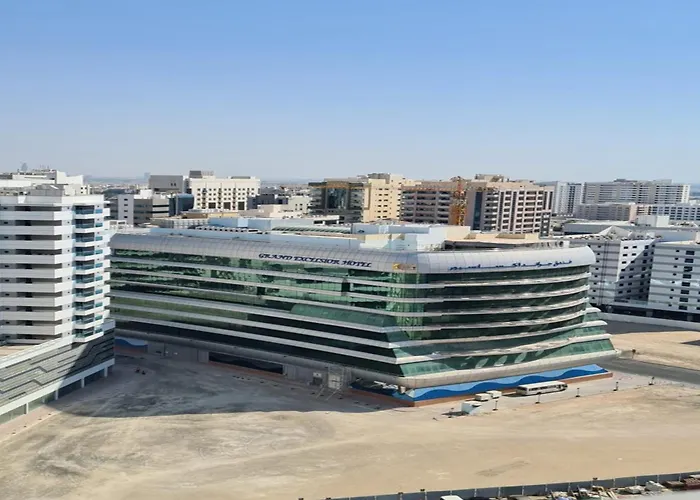 Hotel with pool: Grand Excelsior Hotel Al Barsha
