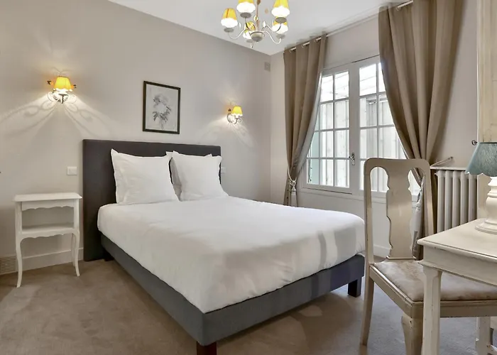 Hotel pres du College: Hotel Restaurant Charbonnel