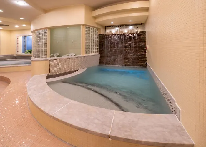 Hotel with pool: Capsule Inn Osaka