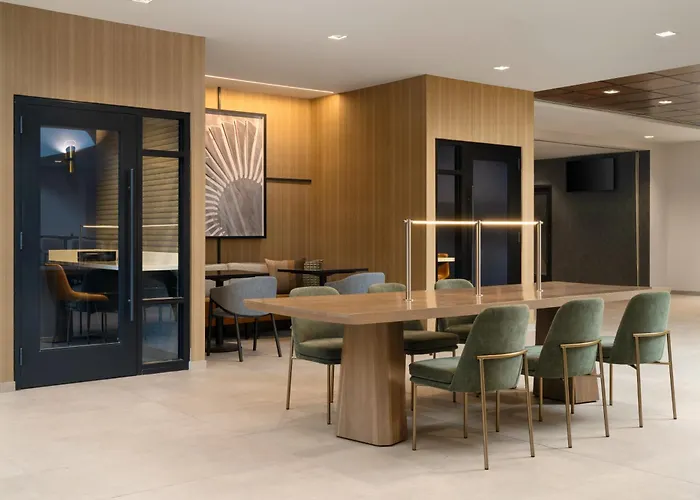 Beach hotel: Sheraton Hartford Hotel At Bradley Airport
