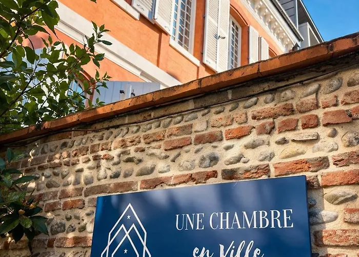 Une Chambre En Ville