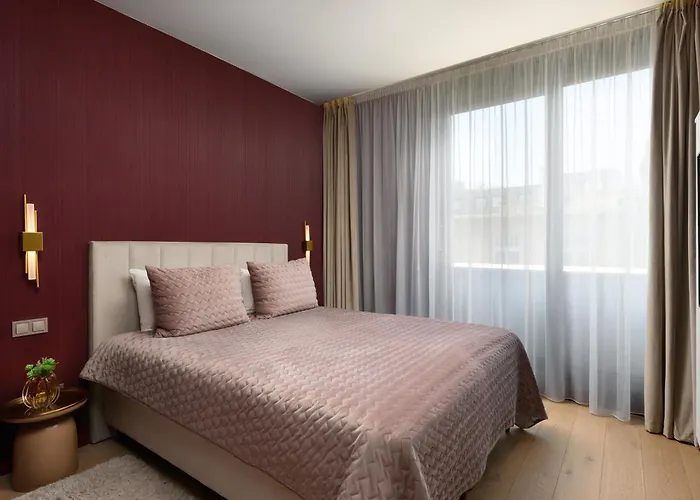  Emerald Downtown Luxury Suites By Continental Group