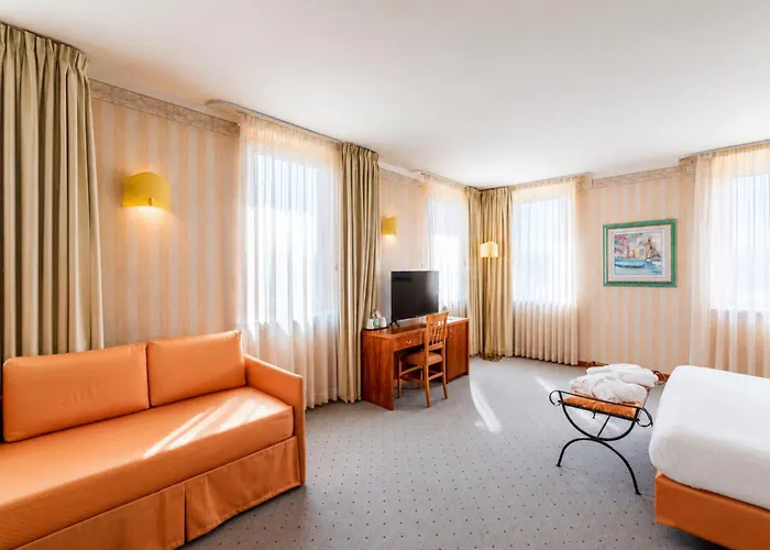 Phi Hotel Astoria